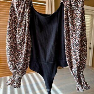 puffy sleeves with florals bodysuit size small